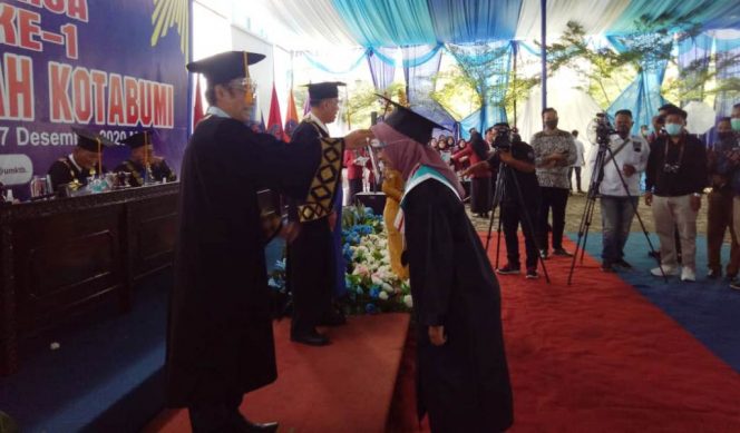 
 caption foto : Prosesi wisuda yang dilakukan terhadap lulusan UMKO di halaman kampus tersebut, Senin (14/12)