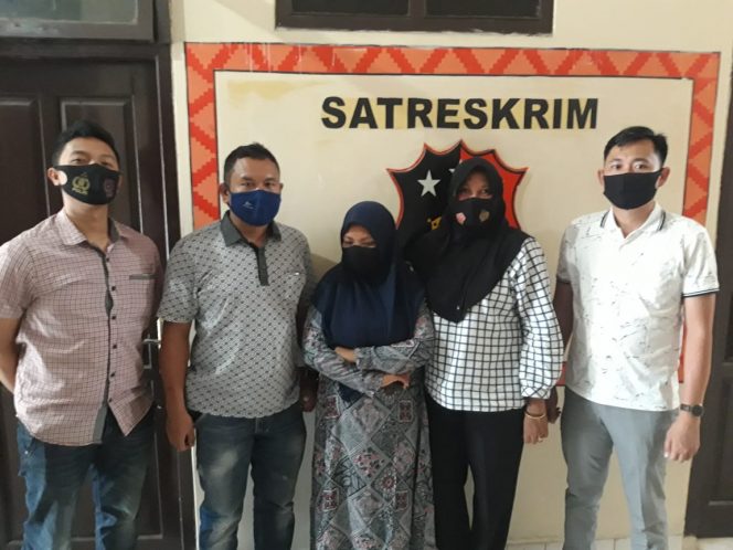 
 caption foto : Tersangka  LH (paling tengah) saat diamankan unit Perlindungan Perempuan dan Anak (PPA), Satuan reserse keriminal (Sat-reskrim) Polres Lampung Utara