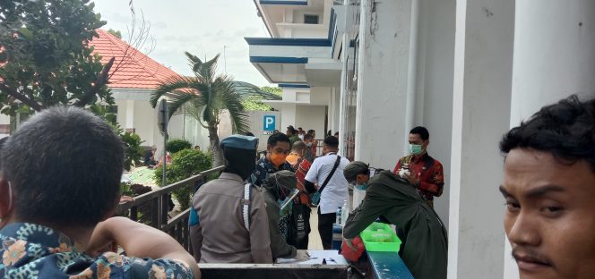 
 caption foto : Pelaksanaan tes urine terhadap pejabat eselon II dan III Pemkab Lampura, Kamis (10/12)