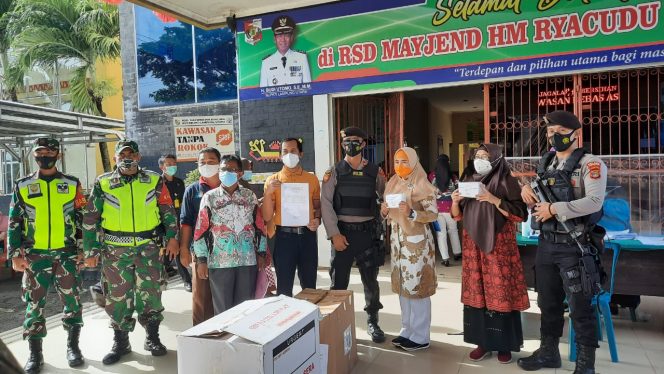 
 Tampak pihak dari RSUD Ryacudu saat menerima Vaksin Covid-19 dari Diskes Lampura, Jumat(29/1) lalu.