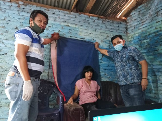 
 Foto IST
Plt. Kabid Dafduk Disdukcapil Lampura Ferry Wijaya bersama tim saat melakukan
perekaman KTP-El di kediaman Uun di Sribasuki.