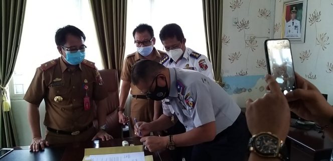 
 Foto IST  Caption : 
Kepala Dishub Lampura Hi. Basirun Ali, saat menandatangani berita acara serah terima bantuan lampu jalan umum tenaga surya.