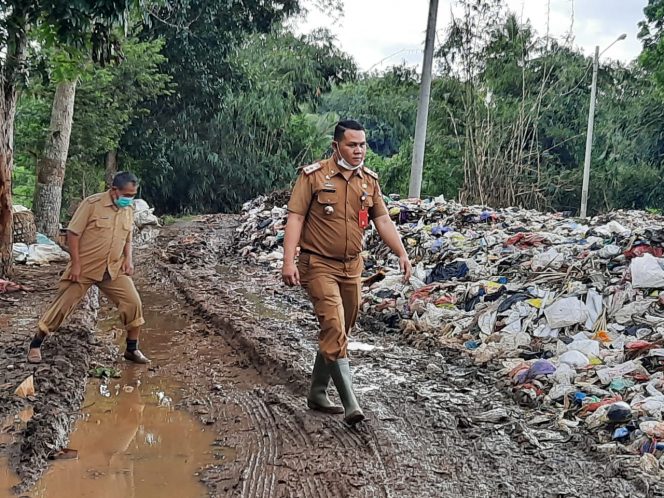 
 DLH Lampura Tinjau TPA Terjadi Penumpukan Sampah di Pinggir Jalan TPA