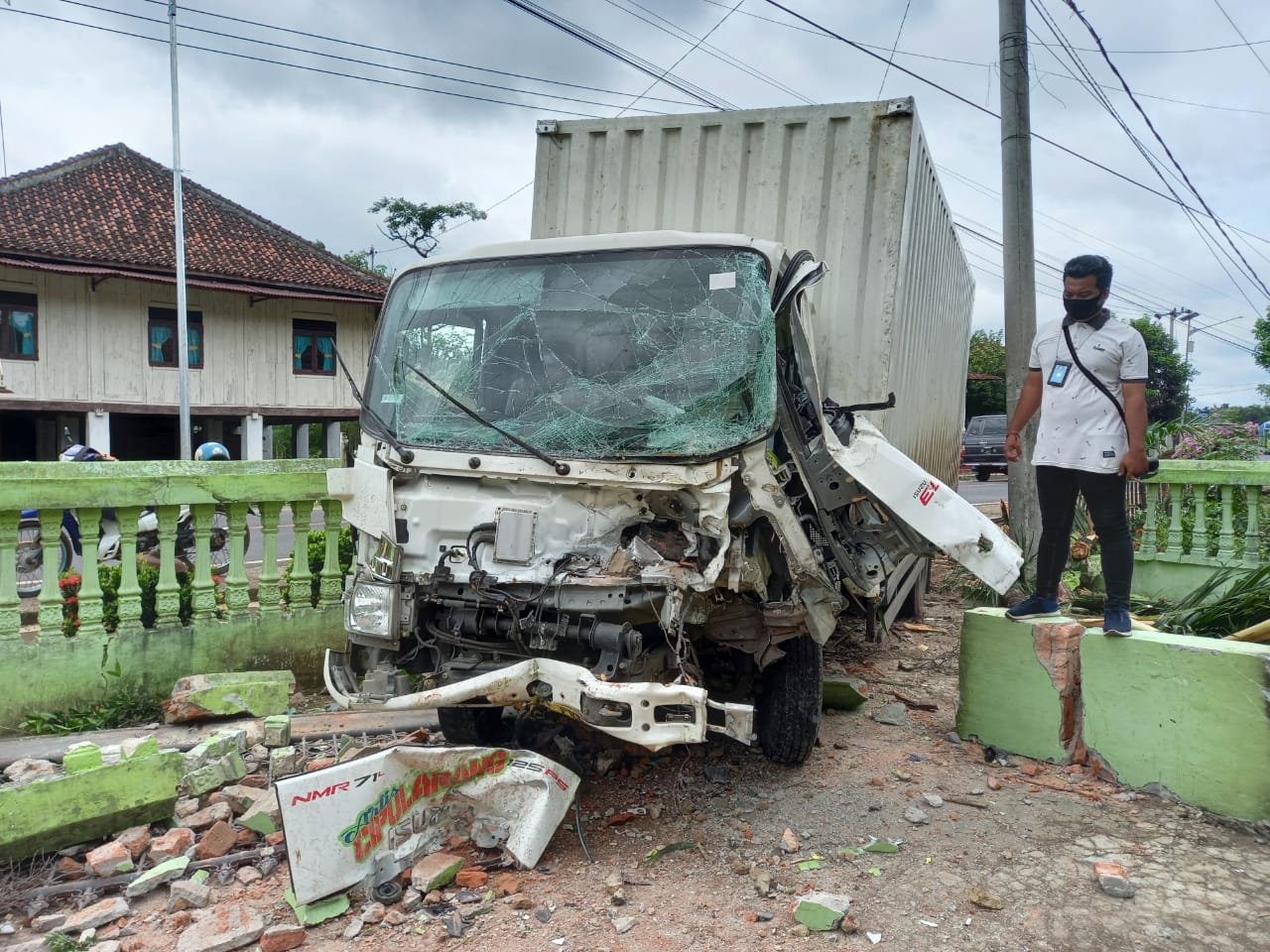 Truk Pengiriman Barang Hantam Pagar Rumah Warga - Radar Kotabumi