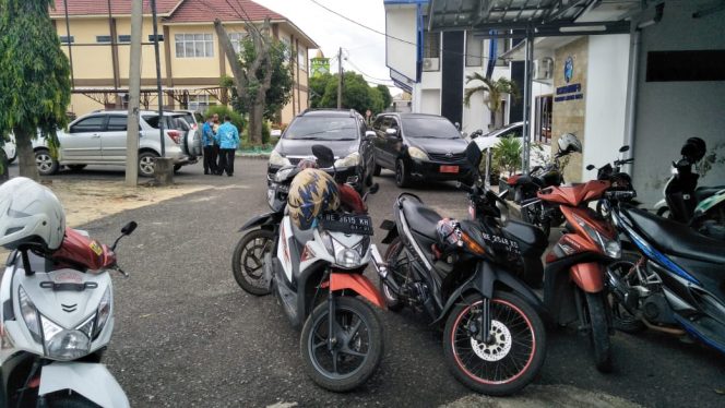 
 Parkir Kendaraan di Pemkab Lampura Semrawut