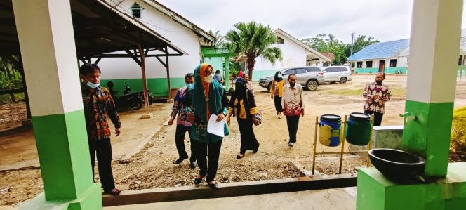 
 Foto IST : 
Tampak Kepala Bidang PAUD dan PNF Disdikbud Yeni Sulistina saat meninjau salah
satu sekolah yang ada di Lampura.