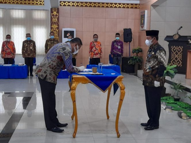 
 Foto Diskominfo Lampura  Bupati Lampura H. Budi Utomo saat menyaksikan pendatanganan Pakta Integritas bagi Para Kasatker, Kamis (28/1).
