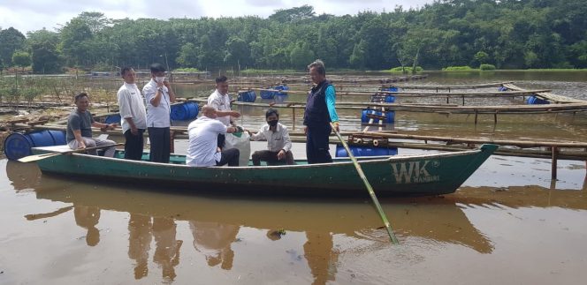 
 Foto Riduan
Caption : Camat Abung Barat Evril Irawan(tengah), saat memantau potensi perikanan di Bendungan Way Buminabung