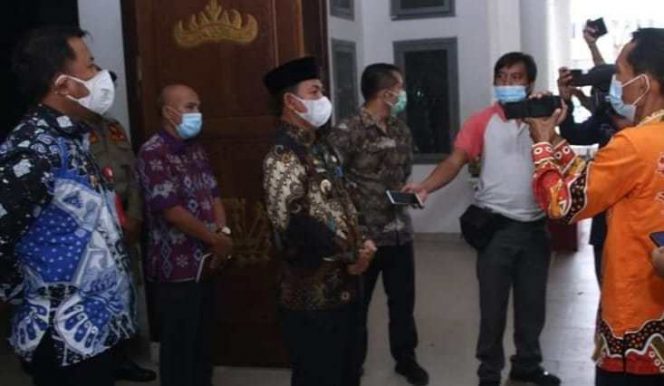 
 caption foto : Bupati Lampung Utara Budi Utomo, ketika menjelaskan sikap Pemkab atas keramaian ditengah pandemi.