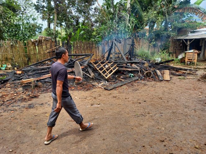 
 Caption foto : Inilah rumah Edi Jaryadi yang rata dengan tanah dilahap si Jago merah, sekitar pukul
10/30 WIB, Senin (18/1)
