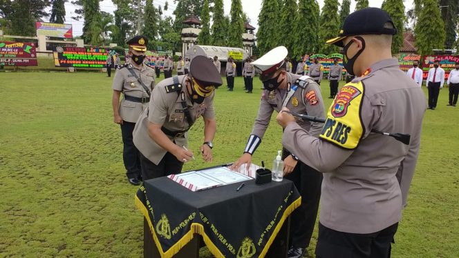 
 caption foto : Upacara Serah terima jabatan (Sertijab) Kepala bagian operasional (Kabag-ops) Polres Lampura. Kegiatan sertijab tersebut dilaksanakan di lapangan upacara Mapolres setempat, Kamis (21/1).