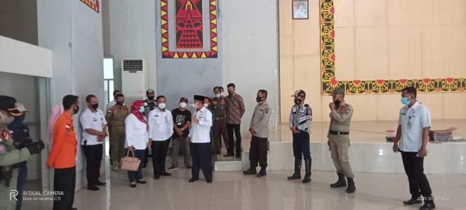 
 Foto IST  Kepala BPBD Lampura Nozi mendampingi Bupati Budi Utomo saat meninjau GSG Islamic Center Kotabumi, Rabu (27/1).
