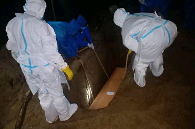 
 Caption foto : Pemakaman pasien suspec covid-19 warga Kecamatan Kotabumi
Selatan yang meninggal di Bandar Lampung, dengan protokoler pemakaman Covid-
19