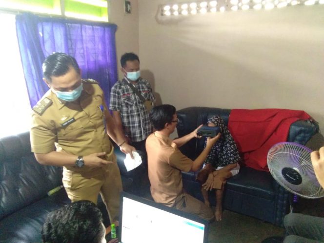 
 caption foto : Perekaman e-KTP bagi warga penyandang disabilitas yang dilakukan  Disdukcapil Lampura, Selasa (19/1)
