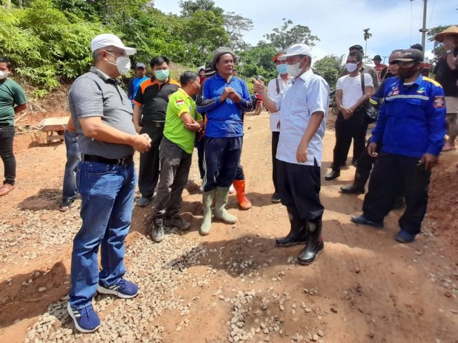 
 Foto IST For RNN
Caption : Bupati Lampung Utara Hi. Budi Utomo, bersama jajarannya, saat meninjau pembangunan jalan rabat beton secara swadaya di Wayana Kecamatan Tanjungraja.
