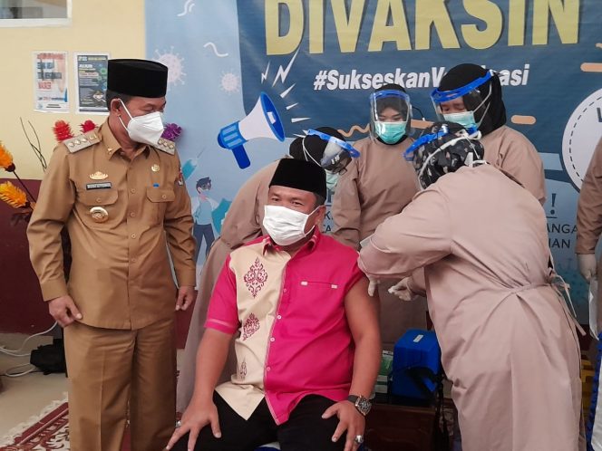 
 Foto : 
Bupati Lampura H. Budi Utomo saat menyaksikan Vaksinasi para Petinggi di Lampura yang dilaksanakan di RSUD Ryacudu.