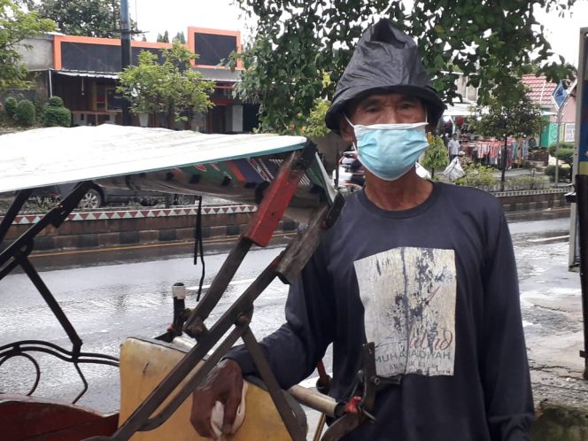 
 caption : Ahmad Sugiri bersama becak yang menemaninya mengais rejeki  