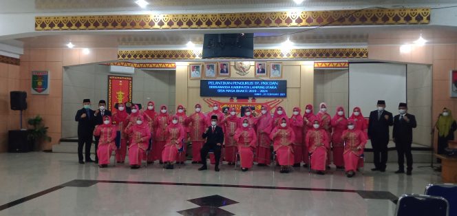 
 Foto RIA  Foto bersama: Bupati Lampura H. Budi Utomo didampingi Ketua TP-PKK Hj. Nur Endah, Ketua Dekranasda Hj. Haliana saat foto bersama dengan jajarannya usai pelantikan, Kamis (25/2).  