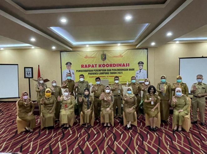 
 Foto IST  Kadis PP dan PA Lampura dr. Hj. Maya Natalia Manan saat foto bersama usai mengikuti Rakor tingkat Provinsi  