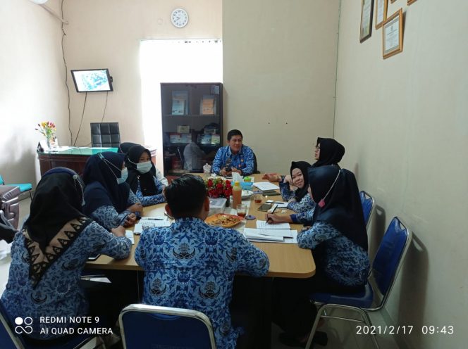 
 Foto IST  Kadisdukcapil Lampura Khairul Anwar saat menggelar rapat bersama jajarannya, Rabu (17/2).  