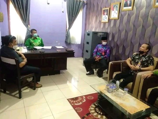 
 Foto IST  Tampak Kabag Kerjasama Nujum Masya saat berbincang dengan beberapa Investor yang berkunjung ke Lampura.  
