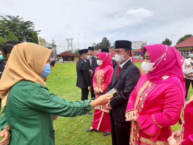 
 Foto  Diwawancarai: Ketua TP-PKK Lampura Hj. Nur Endah bersama Bupati Lampura H. Budi Utomo saat diwawancarai, Kamis (25/2).  