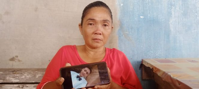 
 caption : Samina Wati (46)  ibu kandung Kurniawan