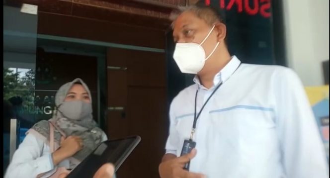 
 caption : Manajer UP3 PLN Kotabumi, Wilfrid Sahat P Siregar, saat berada  dikantor Kejari Lampura usai diperiksa terkait dugaan kebocoran PPJ, Selasa (23/2).
