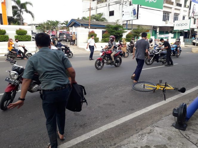 
 Pegawai PN Kotabumi Lakalantas di Depan Bank Lampung
