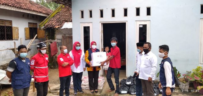 
 Bantuan Korban Banjir, PMI Lampura Salurkan Paket Sembko