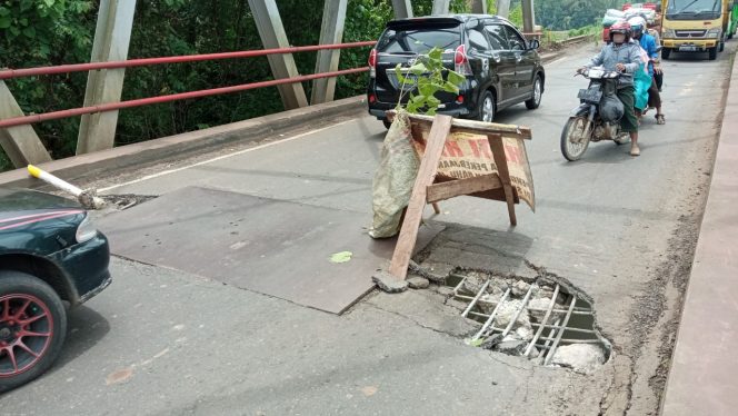 
 caption : Inilah kondisi jembatan  Way Rarem, yang sudah sangat memprihatinkan dan membahayakan pengendara.

