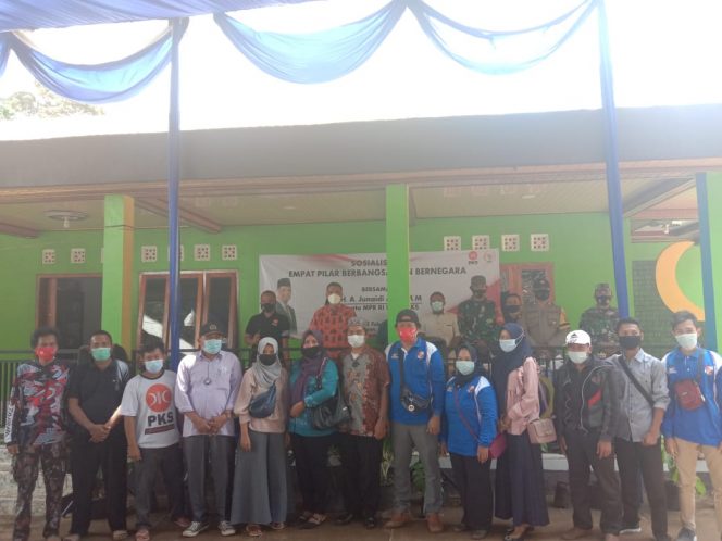 
 caption foto : Anggota DPR/MPR RI,  Fraksi Partai Keadilan Sejahtera Ir. Hi. Junaidi Auly, foto bersama usai sosialisasi 4 pilar kebangsaan 