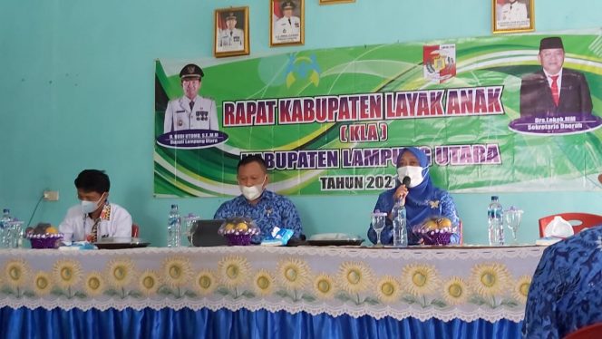 
 Foto IST  Ketua Tim Gugus Tugas Kabupaten Lampura Andi Wijaya didampingi Koordinator Bidang Kesehatan Hj. Maya Natalia Manan saat memimpin Rapat Evaluasi, Rabu (17/2).
