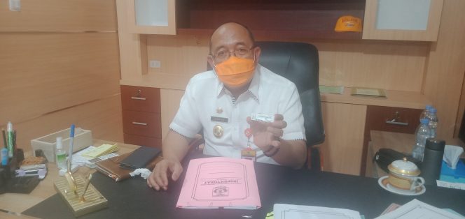 
 Foto Sekkab Lampura saat menunjukkan hasil Rapid Antigen dengan hasil Negatif.  