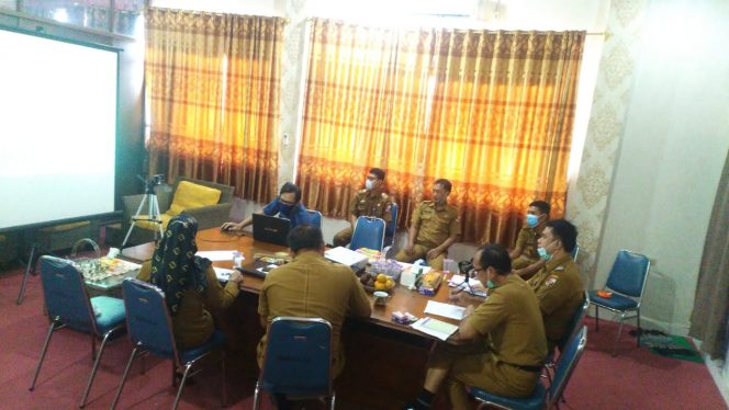 
 Foto RIA  Asisten II Pemkab Lampura H. Azwar Yazid saat memimpin Virtual Zoom dalam Musrenbang tingkat Kecamatan, Senin (8/2).  