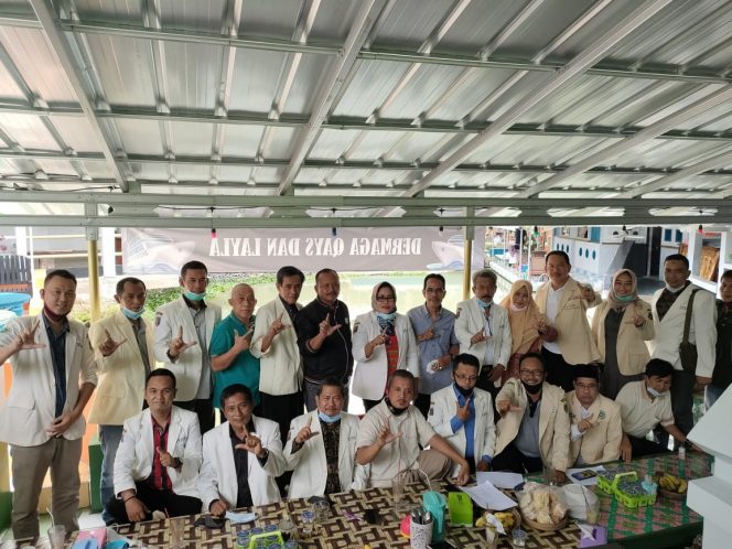 
 Foto IST  Caption : Pengurus IPSM Kabupaten/Kota se-Provinsi Lampung, berfoto bersama di Kafe Dermaga Kelurahan Rejosari Kecamatan Kotabumi, seusai Musda ke V, Minggu (28/2).
