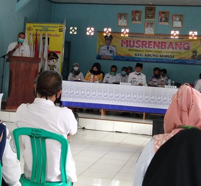 
 Foto Diskominfo Lampura  Camat Abung Semuli Eka Dhrama Thohir, tengah menyampaikan laporan pada Bupati Lampura H. Budi Utomo saat kegiatan Musrenbangcam di Kecamatan Abung Semuli, Rabu (10/2).
