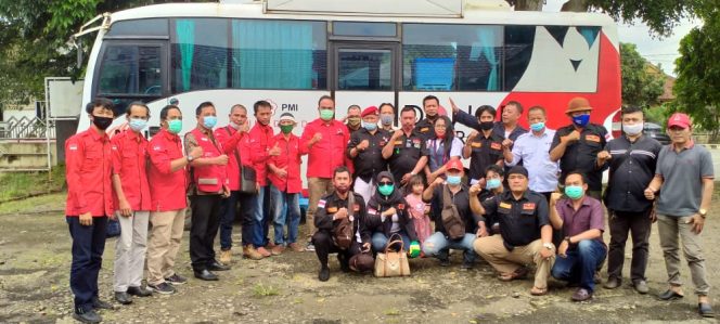 
 caption : Anggota Serikat Pers Republik Indonesia (SPRI) dan Laskar Merah Putih Perjuangan (LMPP) cabang Lampung Utara (Lampura), gelar bakti sosial  donor darah, Kamis (4/2)
