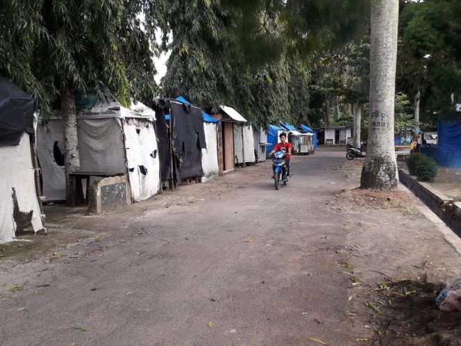 
 caption foto : Tampak warung yang berada di sekitar lokasi Taman Santap Kotabumi yang sepi pengunjung.
