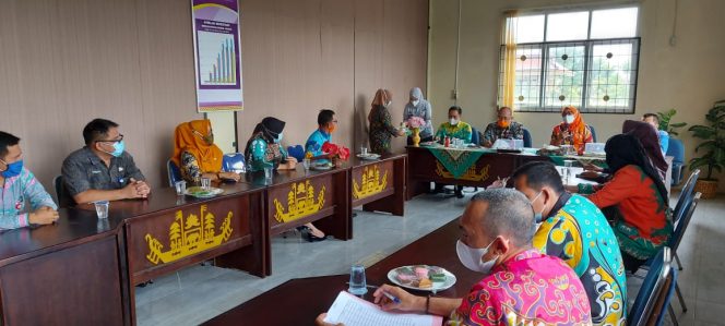 
 Foto IST  Sekkab Lampura saat memberikan pengarahan di salah satu SKPD saat melakukan Monev Standar Pelayanan Publik.  