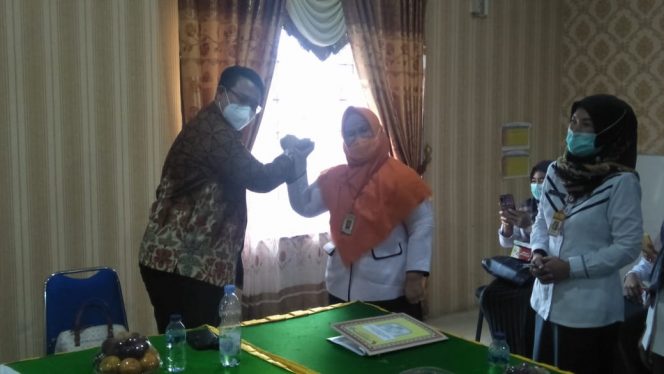 
 Foto RIA  dr. Indra dan dr. Sri Haryati saat melakukan Sertijab Direktur di Aula RSUD, Rabu (24/2)
