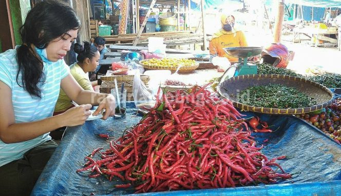 
 FOTO FAHROZY IRSAN TONI 
caption : Harga cabai, terutama cabai rawit di pasar tradisional Lampung Utara tidak stabil dan cenderung naik. Saat ini, cabai rawit mencapai Rp70 ribu per kilogram.  