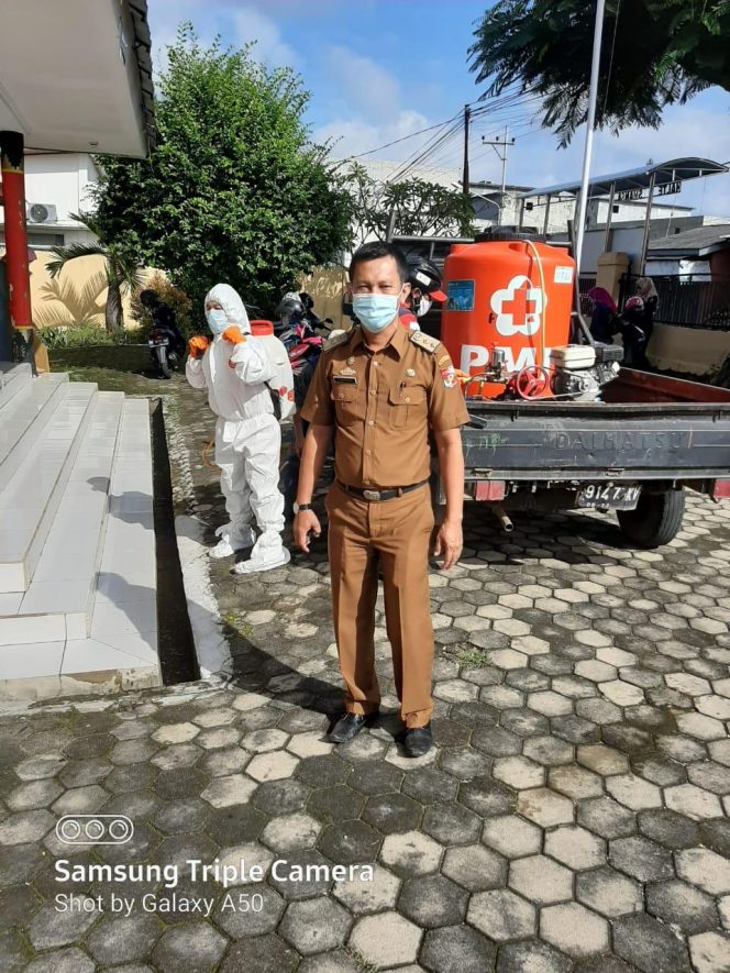 
 Foto IST  Tampak Sekretaris Disdag Sinar Barkah saat melihat Satgas Covid-19 ketika hendak menyemprot cairan Dienfektan kantor Disdag, Selasa (2/2).  