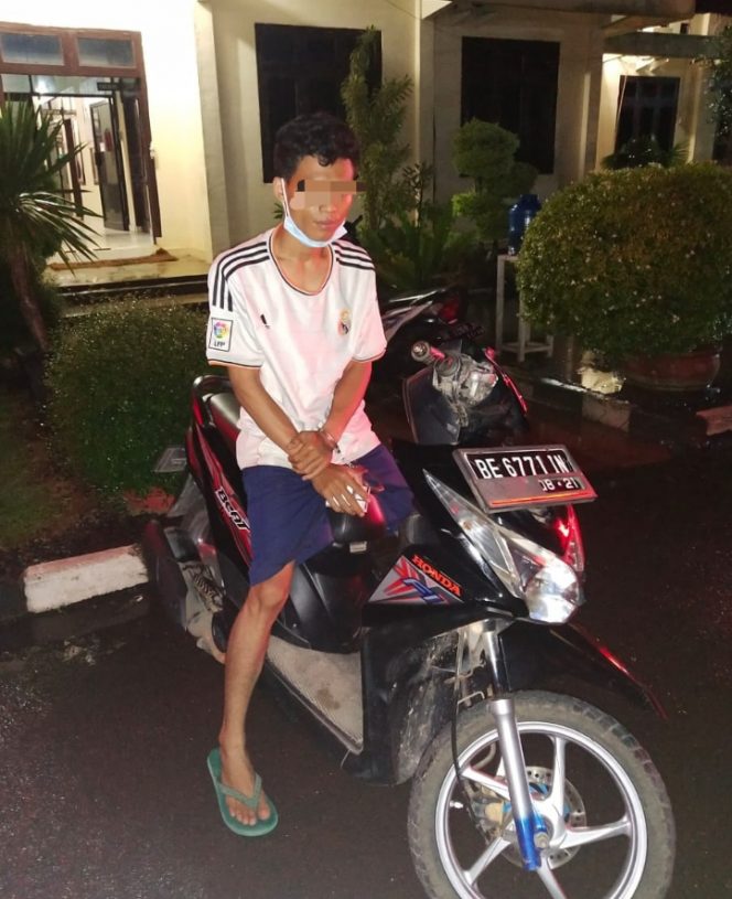 
 caption foto : Tersangka RH dan BB sepeda motor merk Honda Beat, warna Hitam, BE 6771 IN yang berhasil diamankan aparat