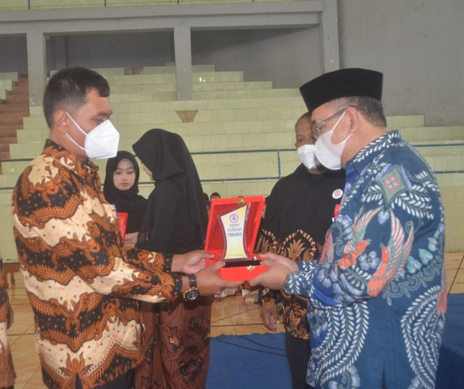 
 caption : Pemberian cendera mata pada Sekretaris Kabupaten dalam acara pelantikan DPC Askonas Lampura, Kamis (25/2)