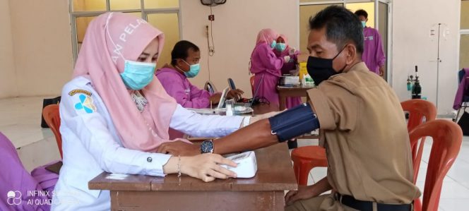 
 caption : Pelaksanaan vaksinasi terhadap ASN Disdikbud Lampura di Puskesmas Kotabumi Udik, Senin (22/3)