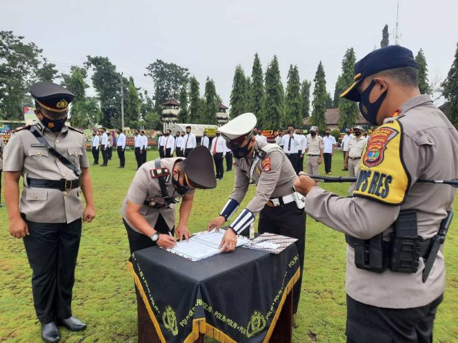 
 Foto Fahrozy Irsan Toni
caption : Kapolres Lampura, AKBP Bambang Yudho Martono saat pimpin Sertijab dua Kasat di lingkungan Polres Lampura.  