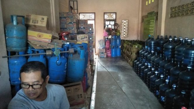 
 caption : Salah satu sub agen gas elpiji yang ditemui Radar Kotabumi terkait persoalan ketersedian stok gas elpiji, foto dibidik Selasa, (2/7)