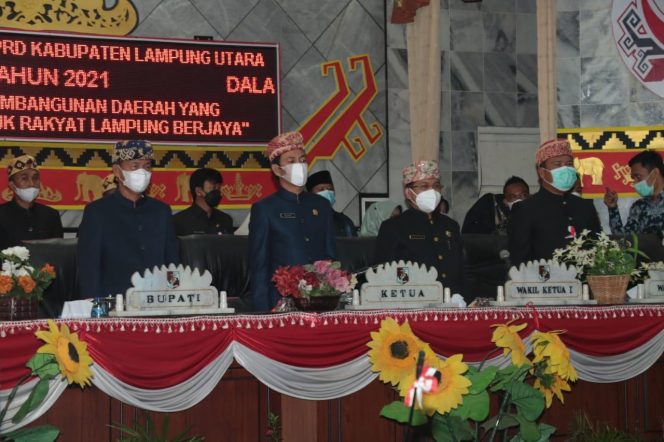 
 caption : 1. Bupati Lampura, Budi Utomo bersama pimpinan DPRD Lampura, saat menyanyikan lagu Indonesia Raya pada rapat paripurna istimewa peringatan HUT ke-57 Lampung digedung DPRD Lampura, Kamis (18/3)