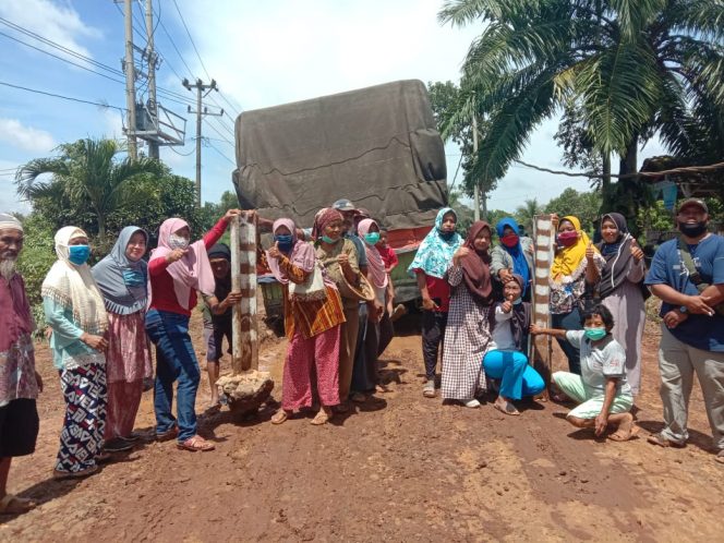 
 Akibat Rusak Parah, Jalan Nangkojajar di Portal Warga